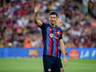 Barcelonas Neuzugang Robert Lewandowski winkt ins Publikum. Barcelonas Neuzugang Robert Lewandowski winkt ins Publikum.