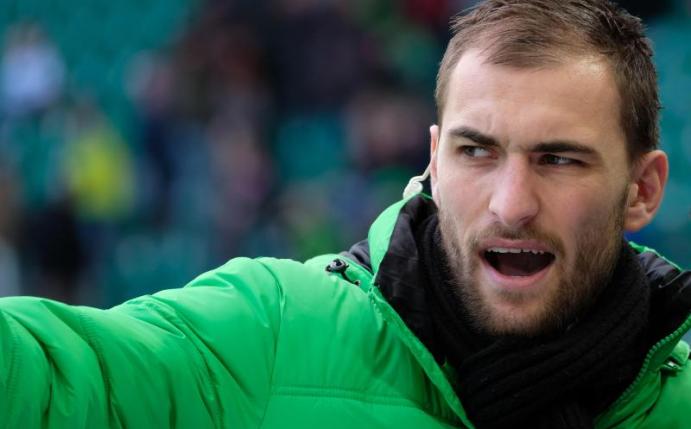 Wolfsburg hofft auf eine Rückkehr von Stürmer Bas Dost. Foto: Peter Steffen