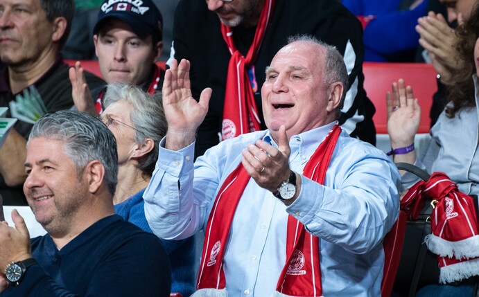 Uli Hoeneß, ehemaliger Vereinspräsident des FC Bayern, beobachtet ein Basketballspiel der Bayern-Basketballer.