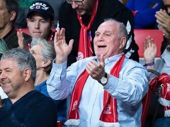 Uli Hoeneß, ehemaliger Vereinspräsident des FC Bayern, beobachtet ein Basketballspiel der Bayern-Basketballer. Uli Hoeneß, ehemaliger Vereinspräsident des FC Bayern, beobachtet ein Basketballspiel der Bayern-Basketballer.