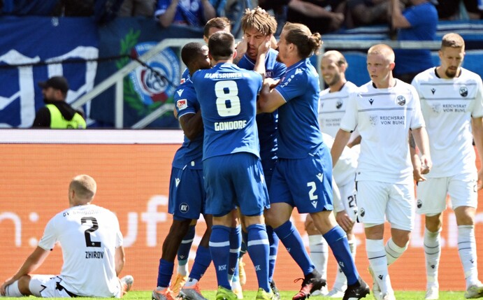 Die Karlsruher Mannschaft bejubelt den Treffer zum 2:2 durch Simone Rapp (M).