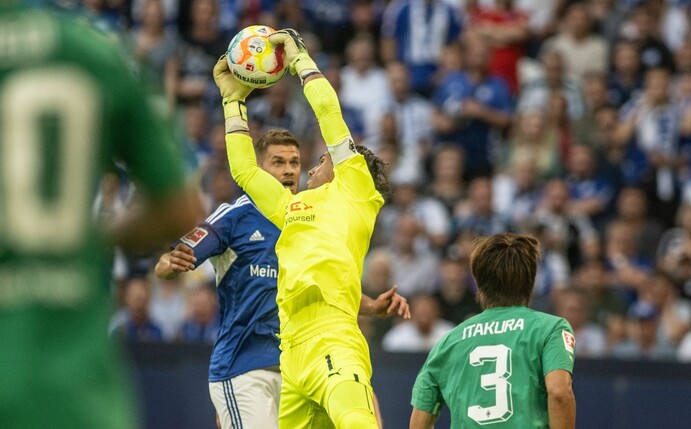 Gladbachs Torhüter Yann Sommer schnappt sich den Ball vor Schalkes Simon Terodde.