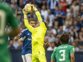 Gladbachs Torhüter Yann Sommer schnappt sich den Ball vor Schalkes Simon Terodde. Gladbachs Torhüter Yann Sommer schnappt sich den Ball vor Schalkes Simon Terodde.