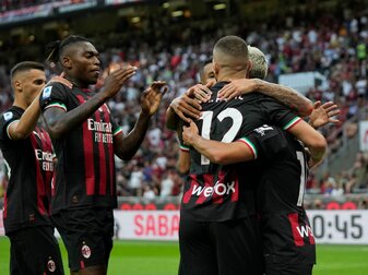 AC Mailand besiegte Udinese Calcio mit 4:2. AC Mailand besiegte Udinese Calcio mit 4:2.