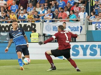 Darmstadts Phillip Tietz ließ (l) Rostocks Torwart Markus Kolke keine Chance. Darmstadts Phillip Tietz ließ (l) Rostocks Torwart Markus Kolke keine Chance.