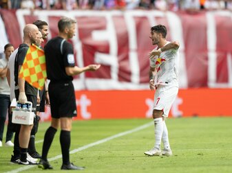Leipzigs Dominik Szoboszlai (r) sah in der Partie gegen den 1. FC Köln die Rote Karte. Leipzigs Dominik Szoboszlai (r) sah in der Partie gegen den 1. FC Köln die Rote Karte.