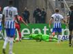 Herthas Torwart Oliver Christensen (M) versucht Frankfurts Stürmer Rafael Borré zu stoppen.