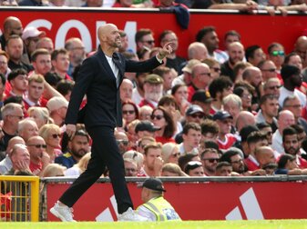 Manchester Uniteds Trainer Erik ten Hag konnte die Niederlage seines Teams nicht verhindern. Manchester Uniteds Trainer Erik ten Hag konnte die Niederlage seines Teams nicht verhindern.