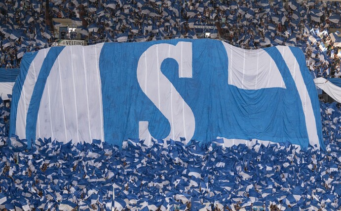 Die Schalker Fans stehen als Einheit hinter ihrer Mannschaft.