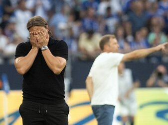 Gladbachs Trainer Daniel Farke (l) reagiert auf die Elfmeterentscheidung des Schiedsrichters. Gladbachs Trainer Daniel Farke (l) reagiert auf die Elfmeterentscheidung des Schiedsrichters.