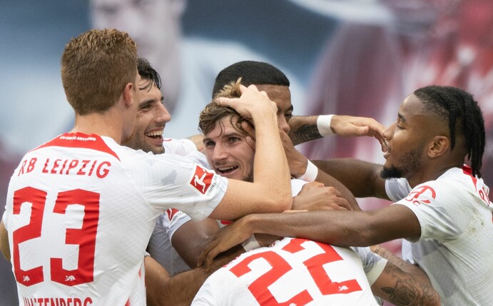 Leipzigs Timo Werner (M) wird nach dem Treffer von seinen Teamkollegen umarmt.