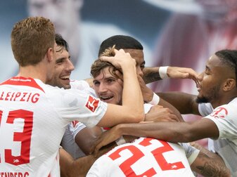 Leipzigs Timo Werner (M) wird nach dem Treffer von seinen Teamkollegen umarmt. Leipzigs Timo Werner (M) wird nach dem Treffer von seinen Teamkollegen umarmt.