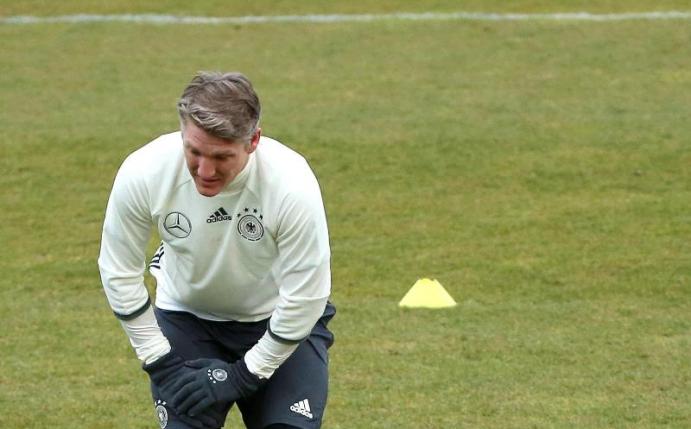 Bastian Schweinsteiger fällt für das England-Spiel aus. Foto: Christian Charisius
