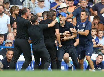 Thomas Tuchel (Mitte r) und Antonio Conte (Mitte l) sehen beide Rot für diese Aktion. Thomas Tuchel (Mitte r) und Antonio Conte (Mitte l) sehen beide Rot für diese Aktion.