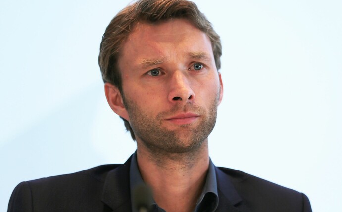 Leverkusens Sportdirektor Simon Rolfes plädiert für Änderungen im Berater-Geschäft.