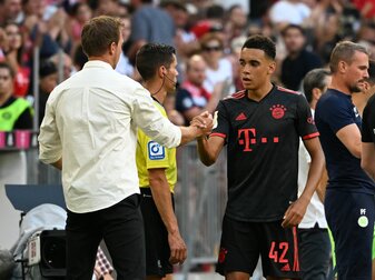 Gut gemacht: Bayern-Coach Julian Nagelsmann beglückwünscht Youngster  Jamel Musiala.