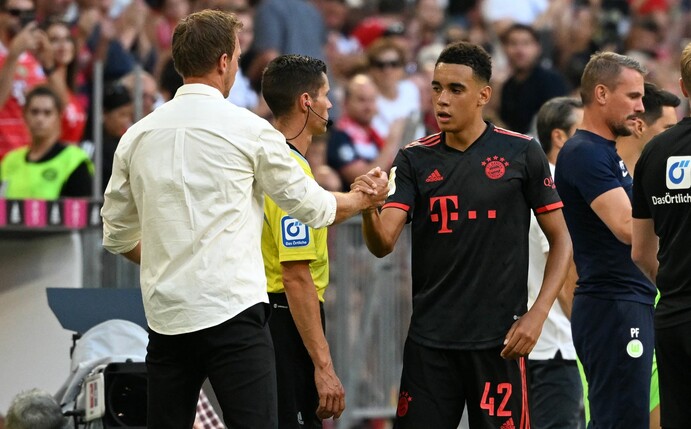 Gut gemacht: Bayern-Coach Julian Nagelsmann beglückwünscht Youngster  Jamel Musiala.