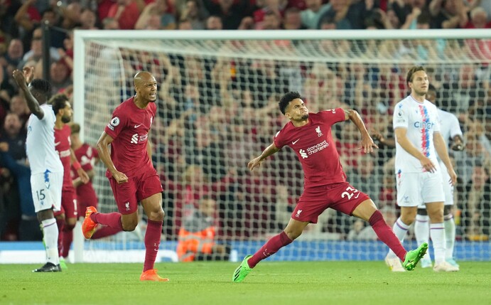 Liverpools Luis Diaz (M) jubelt nach dem Ausgleichstreffer für seine Mannschaft.