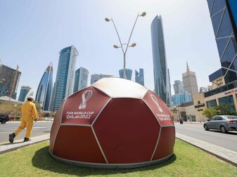 Ein Werbedisplay für den «FIFA World Cup Qatar 2022» steht auf einem Grünstreifen vor dem Doha Exhibition & Convention Center (DECC). Ein Werbedisplay für den «FIFA World Cup Qatar 2022» steht auf einem Grünstreifen vor dem Doha Exhibition & Convention Center (DECC).