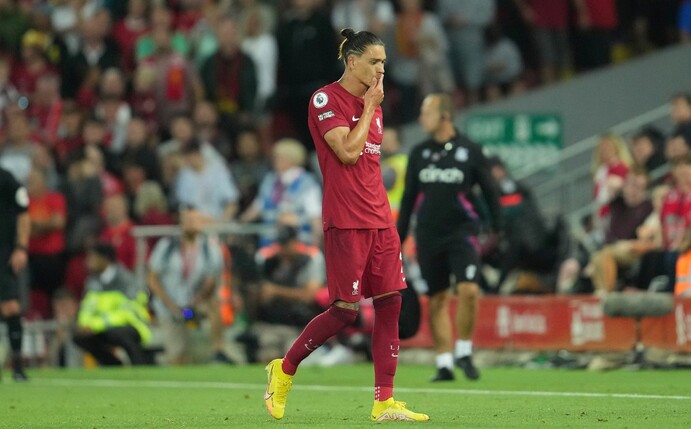 Liverpools Darwin Nunez sah wegen einer Tätlichkeit die Rote Karte.