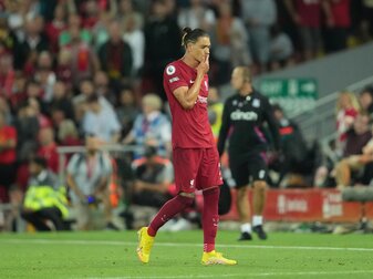 Liverpools Darwin Nunez sah wegen einer Tätlichkeit die Rote Karte. Liverpools Darwin Nunez sah wegen einer Tätlichkeit die Rote Karte.