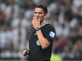 Schiedsrichter Deniz Aytekin. Schiedsrichter Deniz Aytekin.