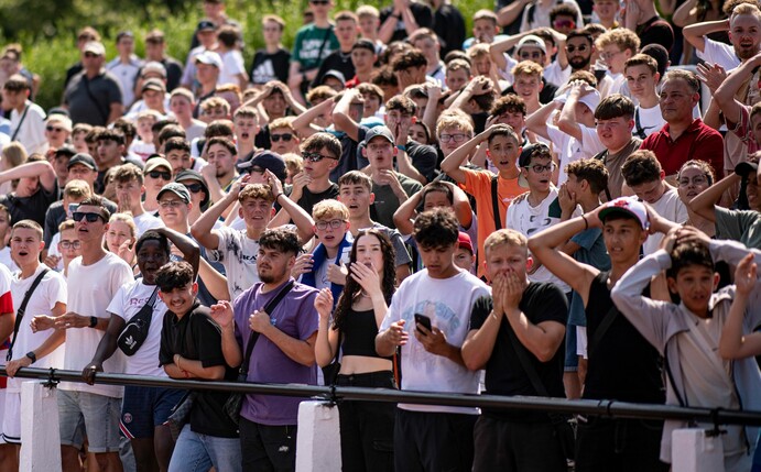 Junge Fans des Team Delay Sports Berlin verfolgen das Spiel.