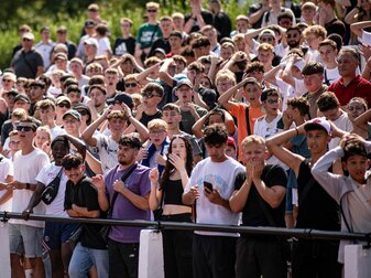 Junge Fans des Team Delay Sports Berlin verfolgen das Spiel. Junge Fans des Team Delay Sports Berlin verfolgen das Spiel.