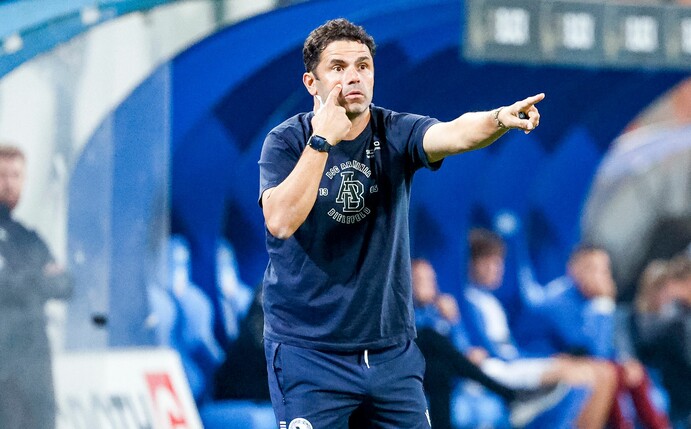 Steht nach vier Niederlagen in Serie unter Druck: Bielefelds Trainer Uli Forte.