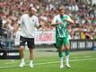 Werder-Trainer Ole Werner gibt Stürmer Niclas Füllkrug taktische Anweisungen.