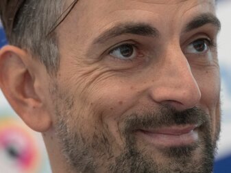 Der Cheftrainer der Fußballerinnen von Eintracht Frankfurt: Niko Arnautis.