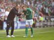 Werder Trainer Ole Werner im Gespräch mit Marvin Ducksch.