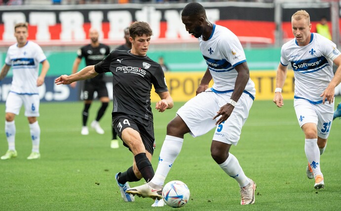 Ingolstadts Merlin Röhl (l) und Darmstadts Patric Pfeiffer im Zweikampf um den Ball.