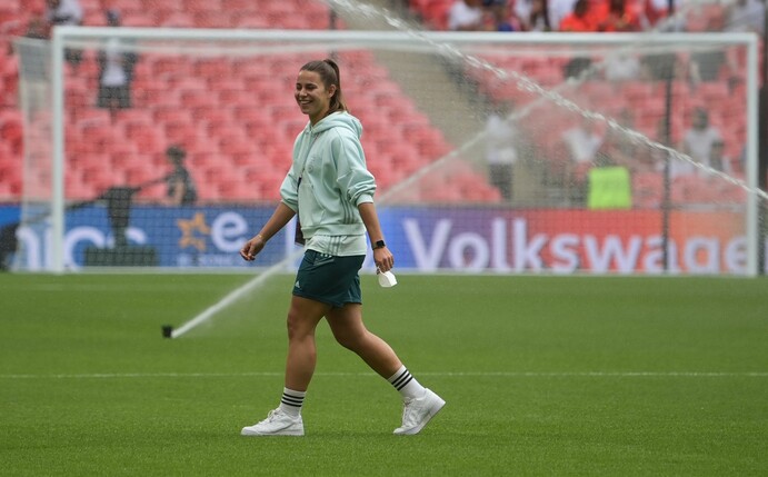 Deutschlands Lena Oberdorf inspiziert vor dem EM-Finale das Spielfeld des Wembley-Stadions.
