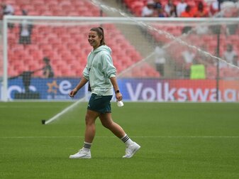 Deutschlands Lena Oberdorf inspiziert vor dem EM-Finale das Spielfeld des Wembley-Stadions. Deutschlands Lena Oberdorf inspiziert vor dem EM-Finale das Spielfeld des Wembley-Stadions.