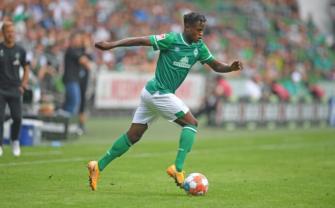Ist seit 2014 bei Werder Bremen: Abdenego Nankishi am Ball.