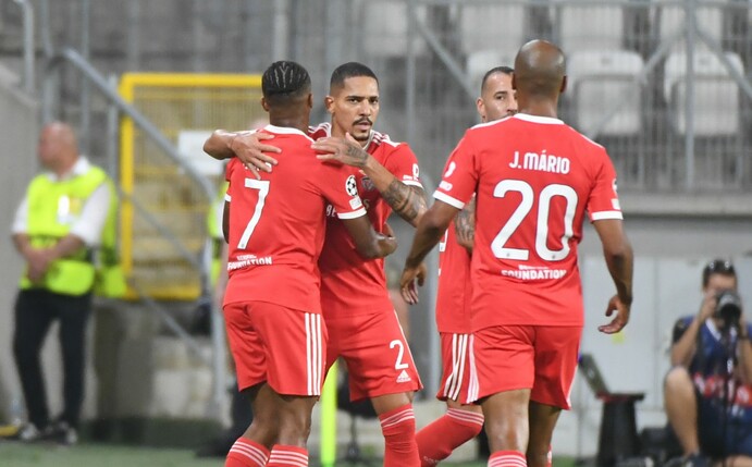 Die Spieler von Benfica Lissabon feiern einen Treffer gegen Dynamo Kiew.