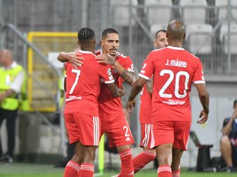 Die Spieler von Benfica Lissabon feiern einen Treffer gegen Dynamo Kiew. Die Spieler von Benfica Lissabon feiern einen Treffer gegen Dynamo Kiew.