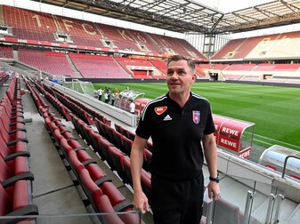 Michael Boris, Trainer des Fehérvár FC besichtigt das Kölner Stadion.