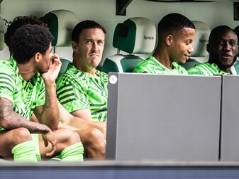 Wolfsburgs Max Kruse (M) sitzt auf der Bank.