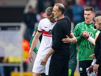 Stuttgarts Sasa Kalajdzic (l) und Trainer Pellegrino Matarazzo (r) klatschen sich nach einem Spiel ab. Stuttgarts Sasa Kalajdzic (l) und Trainer Pellegrino Matarazzo (r) klatschen sich nach einem Spiel ab.