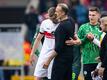 Stuttgarts Sasa Kalajdzic (l) und Trainer Pellegrino Matarazzo (r) klatschen sich nach einem Spiel ab.