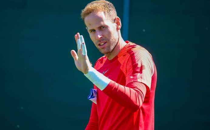 Leipzigs Torwart Peter Gulacsi hat sich beim Remis gegen den 1. FC KÖln eine Adduktorenverletzung zugezogen.