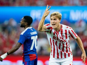 Timo Hübers vom 1. FC Köln beschwert sich beim Schiedsrichterassistenten. Timo Hübers vom 1. FC Köln beschwert sich beim Schiedsrichterassistenten.