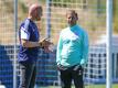 Schalkes Sportdirektor Rouven Schröder (l) im Gespräch mit Schalkes Cheftrainer Frank Kramer.