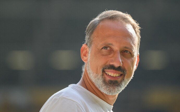 Trainer Pellegrino Matarazzo trifft mit dem VfB Stuttgart am dritten Spieltag auf den SC Freiburg.