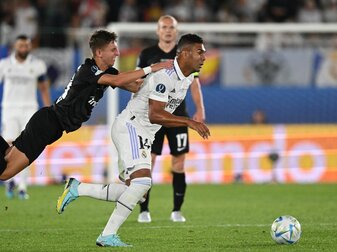 Frankfurts Jesper Lindström (l) versucht im Zweikampf Madrids Casemiro vom Ball zu trennen. Frankfurts Jesper Lindström (l) versucht im Zweikampf Madrids Casemiro vom Ball zu trennen.