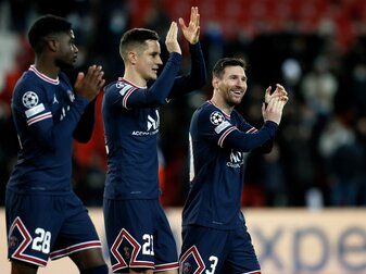 Junior Dina-Ebimbe (l-r), Julian Draxler und Lionel Messi bedanken sich nach einem Sieg bei den Fans für deren Support.