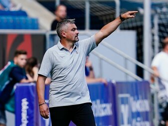 Bochums Trainer Thomas Reis coacht seine Mannschaft aktiv während einer Partie. Bochums Trainer Thomas Reis coacht seine Mannschaft aktiv während einer Partie.