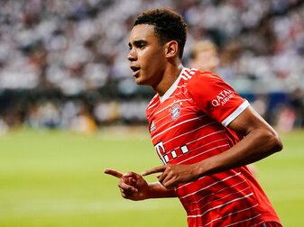 Bayerns Jamal Musiala hat sich eine Zerrung im Adduktorenbereich zugezogen. Bayerns Jamal Musiala hat sich eine Zerrung im Adduktorenbereich zugezogen.